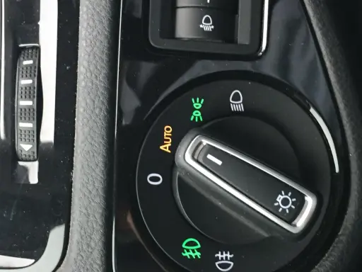 Manopola luci auto con simbolo fendinebbia anteriore illuminato.