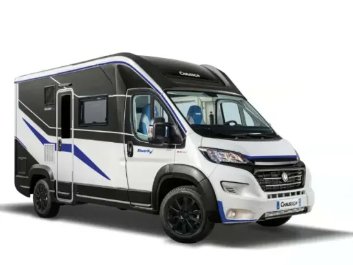 Camper elettrico bianco e nero con dettagli blu, pronto per avventure ecologiche.