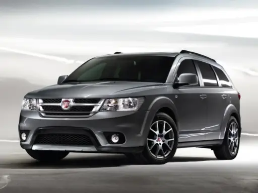 Fiat Freemont grigio metallizzato, un SUV spazioso. Alcuni proprietari segnalano fiat freemont difetti comuni, ma l'estetica rimane accattivante.