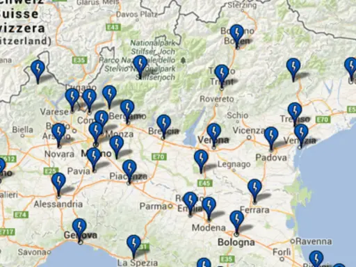 Mappa con segnaposto blu a forma di fulmine che indicano la posizione di colonnine elettriche in autostrada tra Svizzera e Italia.