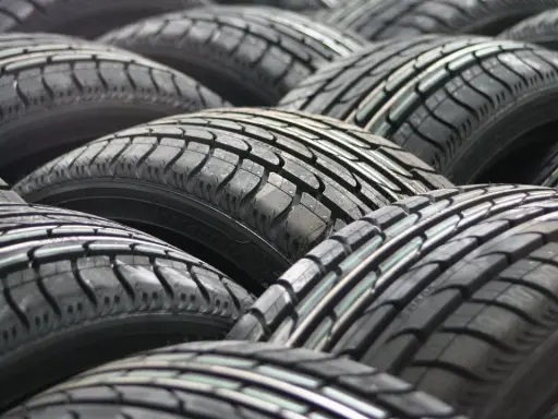 Pile di pneumatici, un simbolo di gomme 4 stagioni pronte ad affrontare ogni condizione climatica.