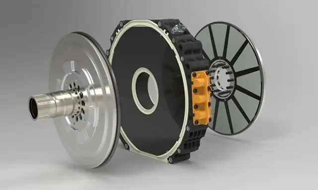 Componenti di un motore a flusso assiale: albero, statore nero con anello bianco e rotore a disco con magneti.