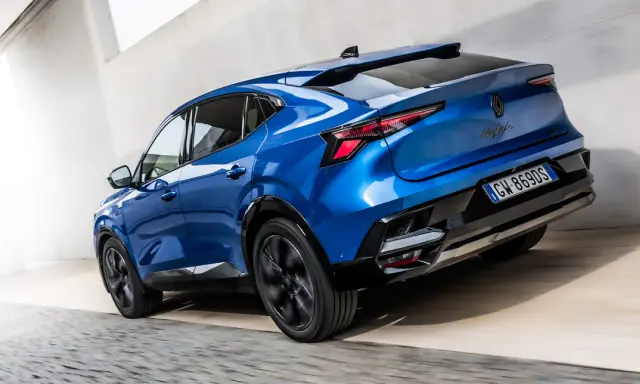 La nuova Renault Rafale blu elettrico sfreccia con stile, mostrando il suo design audace e moderno.