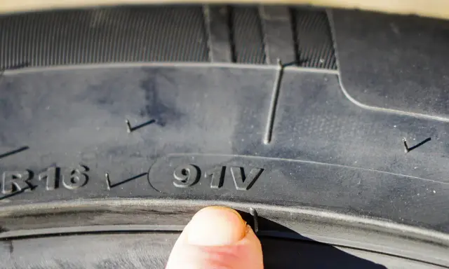 Dettaglio pneumatico con indice di velocità "V". Questo significa che posso montare pneumatici con indice di velocità superiore per una maggiore sicurezza.