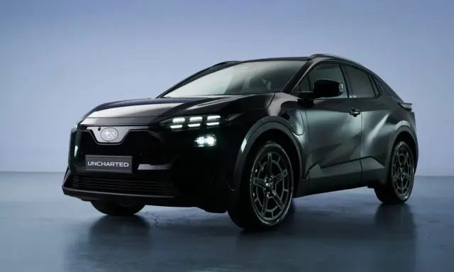 Subaru elettrica "Uncharted" nera, con fari a LED e logo Subaru sul frontale.
