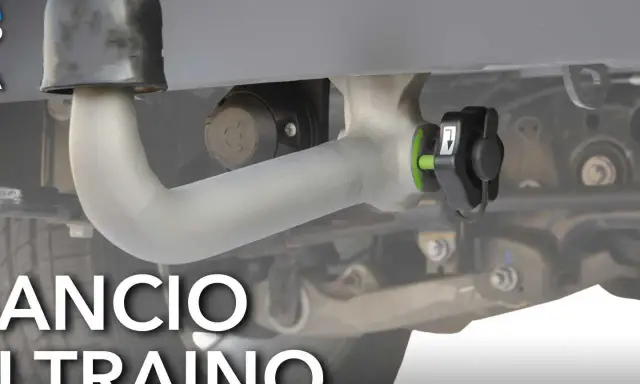 Gancio traino montato, pronto per il viaggio. Si può circolare con il gancio traino montato, un accessorio essenziale per chi ama trasportare.
