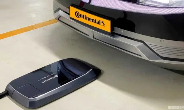 Piattaforma per ricarica wireless auto elettriche Continental, con un'auto parcheggiata sopra.