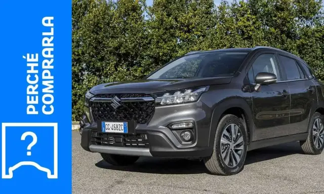 Suzuki S-Cross Hybrid: scopri se ci sono problemi prima di acquistarla. Auto grigia parcheggiata all'aperto.