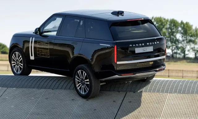 La nuova Range Rover elettrica affronta un percorso di prova su una superficie metallica.