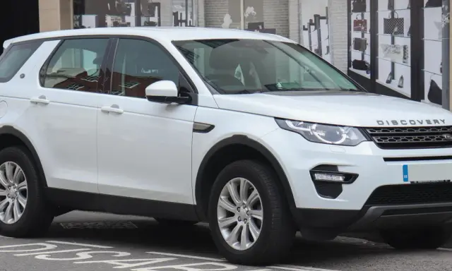 Discovery Sport, un'auto elegante ma con qualche piccolo difetto, parcheggiata in strada.