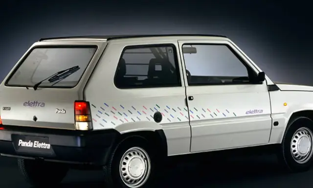 La Fiat Panda Elettra, un'icona ecologica, sfoggia un design distintivo con strisce colorate sul fianco.