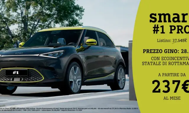 La nuova smart #1 PRO, un SUV elettrico grigio con dettagli gialli, in offerta a partire da 237€ al mese.