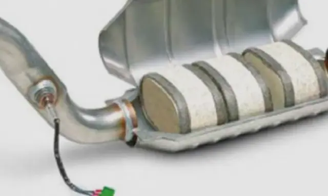 Il catalizzatore auto benzina, con la sua struttura interna a nido d'ape, è un componente essenziale per ridurre le emissioni nocive.