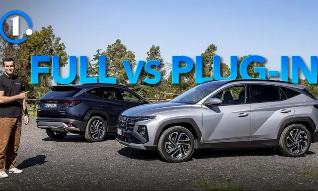 Uomo indica due SUV, uno blu e uno grigio, con la scritta "FULL VS PLUG-IN". Quando una auto ibrida non conviene.