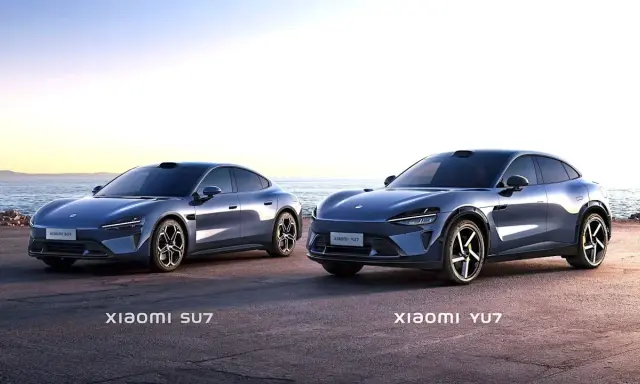Due auto elettriche Xiaomi, SU7 e YU7, parcheggiate sulla costa al tramonto.