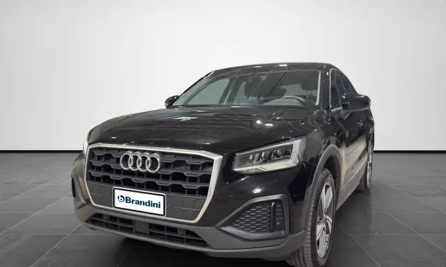 Audi Q2 nera, un'auto compatta e agile. Nonostante la sua popolarità, alcuni proprietari segnalano piccoli audi q2 difetti.
