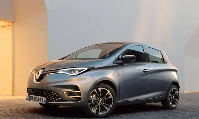 Renault Zoe grigio metallizzato, un'auto elettrica moderna. Le recensioni la lodano per design e prestazioni.