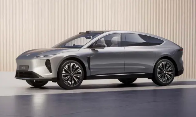 Nio ET9, un'elegante berlina coupé grigia, mostra un design futuristico con linee aerodinamiche e cerchi sportivi.