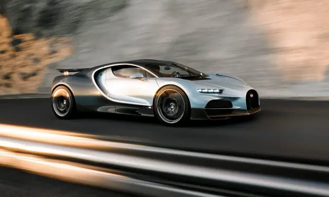 Bugatti Tourbillon sfreccia su una strada, con scie luminose che ne accentuano la velocità.
