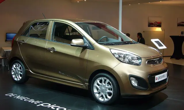 Kia Picanto color oro, in esposizione. Nessun difetto visibile, solo un'auto nuova.