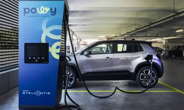 Stazione di ricarica Powy per auto elettriche, con un SUV Jeep Avenger in carica. Un esempio di moderni punti di ricarica auto elettriche.
