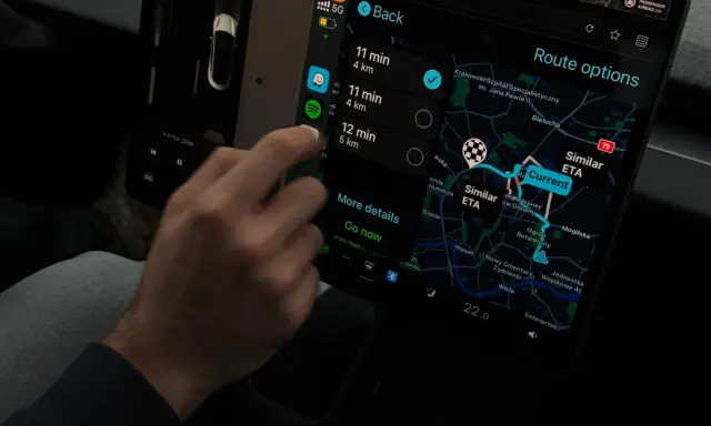 Navigazione in un'auto Tesla con Apple CarPlay, visualizza le opzioni di percorso e la mappa.