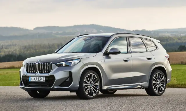BMW X1 grigio metallizzato in posa su strada con sfondo naturale. Scopri le diverse bmw x1 motorizzazioni disponibili per questo SUV.
