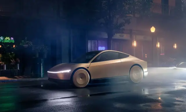 Un futuristico tesla taxi dorato attende su una strada bagnata, illuminato da insegne al neon e lampioni.