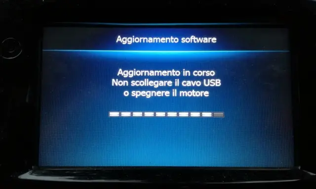 Aggiornamento Medianav Clio 4 gratis in corso. Non scollegare USB o spegnere il motore.