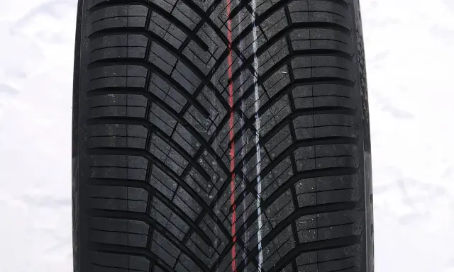 Battistrada invernale con linee colorate. La scelta è tra meglio Continental o Michelin per affrontare la neve.