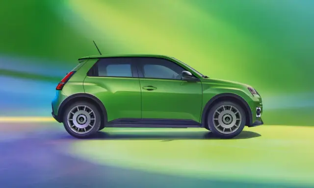 Renault 5 elettrica: prestazioni agili e design iconico in verde brillante.