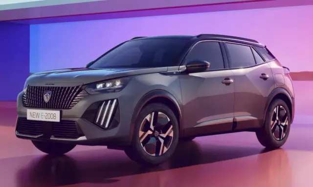 Nuova Peugeot E-2008, un SUV elettrico con design audace. Nonostante le sue qualità, alcuni utenti segnalano piccoli difetti.