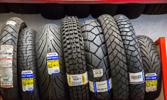 Vari tipi di pneumatici tubeless per moto, con battistrada diversi per ogni esigenza.