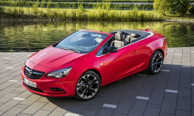 Opel Cascada rossa cabriolet, elegante e sportiva, con interni in pelle nera. Nessun problema visibile, solo un'auto da sogno.
