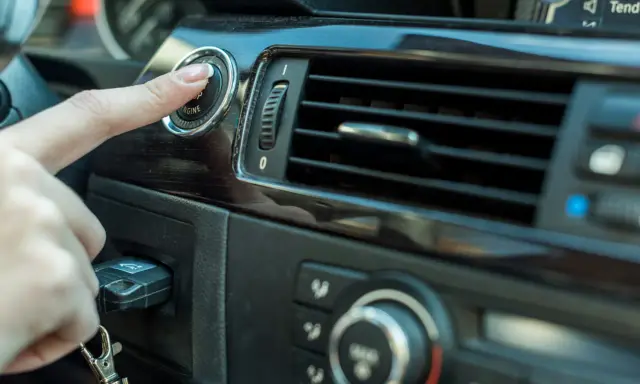 Dito si vede quanto costa cambiare il motorino di avviamento, con una mano che preme il pulsante di accensione.