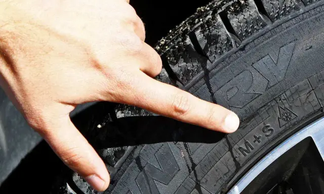 Dito un dito indica la sigla M+S su un pneumatico, utile per le gomme quattro stagioni opinioni.