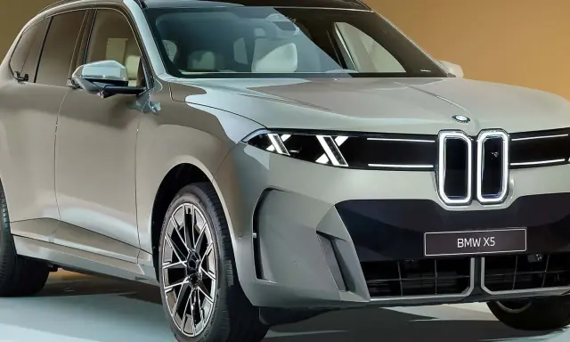 Il **BMW X5 2026** si presenta con un design audace e moderno, fari affilati e la distintiva griglia a doppio rene illuminata.