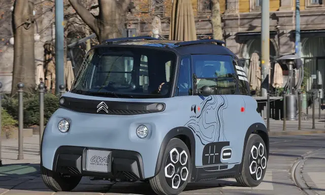 Citroën Ami grigia con grafica nera, un veicolo elettrico compatto, ideale per la città, con la sua batteria efficiente.