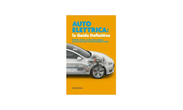 Copertina libro "Auto Elettrica: la Guida Definitiva" con auto trasparente che mostra la batteria. Spiega come pagare ricarica auto elettrica.