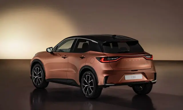 Lexus LBX color rame, vista posteriore. Le sue dimensioni compatte la rendono ideale per la città.