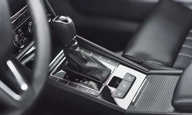 Interno auto con cambio automatico. Il lavaggio del cambio automatico è un'operazione importante per la manutenzione.