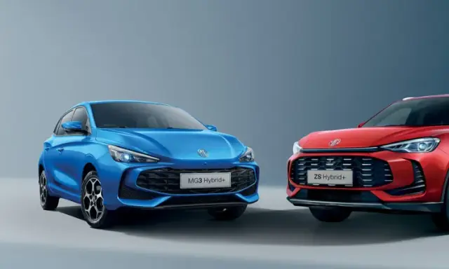 Due MG modelli, una blu e una rossa, presentate in studio. La MG3 Hybrid+ blu e la ZS Hybrid+ rossa mostrano il loro design moderno.