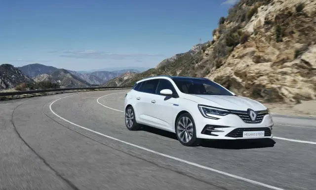 Renault Mégane E-Tech, un'auto elettrica che offre un'esperienza di guida fluida e silenziosa, ideale per esplorare paesaggi montani.