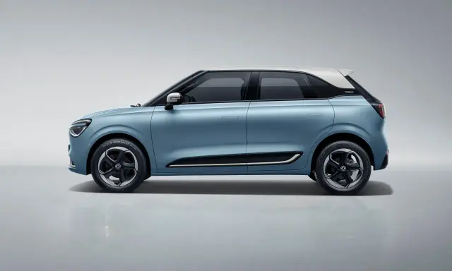 Auto blu a due toni, stile moderno. Scopri il dongfeng box prezzo e le sue caratteristiche.