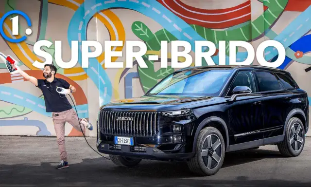 Uomo con pistola benzina e cavo di ricarica accanto a un SUV nero, che simboleggia la tecnologia mild hybrid.
