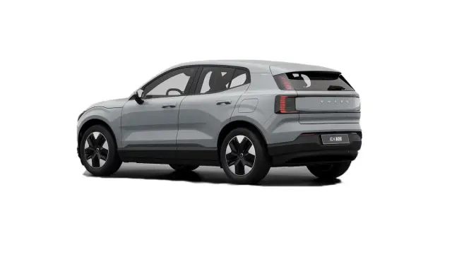 La Volvo EX30, con le sue dimensioni compatte, si presenta in grigio metallizzato, mostrando un design moderno e distintivo.