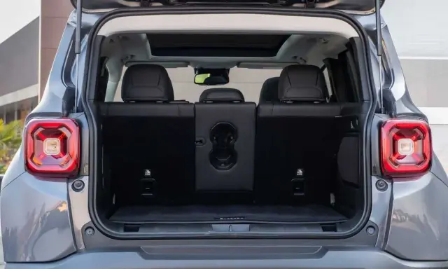 Bagagliaio aperto di una Jeep Renegade, con sedili posteriori abbassati. Le dimensioni sono perfette per ogni avventura.