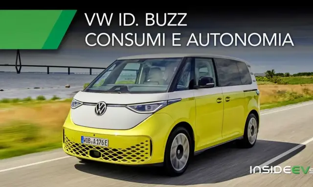 Volkswagen ID. Buzz giallo e bianco in corsa, con testo "Consumi e Autonomia". Un viaggio elettrico senza pensieri.