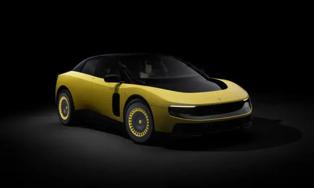 Un'audace Ferrari F244 gialla con tetto nero e cerchi dorati, illuminata da un fascio di luce su sfondo scuro.
