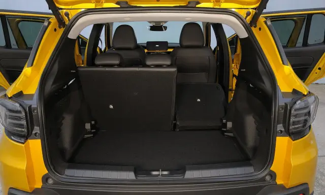 Bagagliaio aperto di una Jeep Avenger gialla, con sedili posteriori abbassati per massimizzare lo spazio di carico.